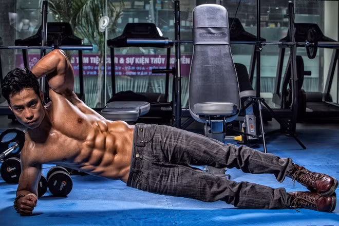 Thân hình săn chắc của thầy giáo vô địch cuộc thi 6 múi