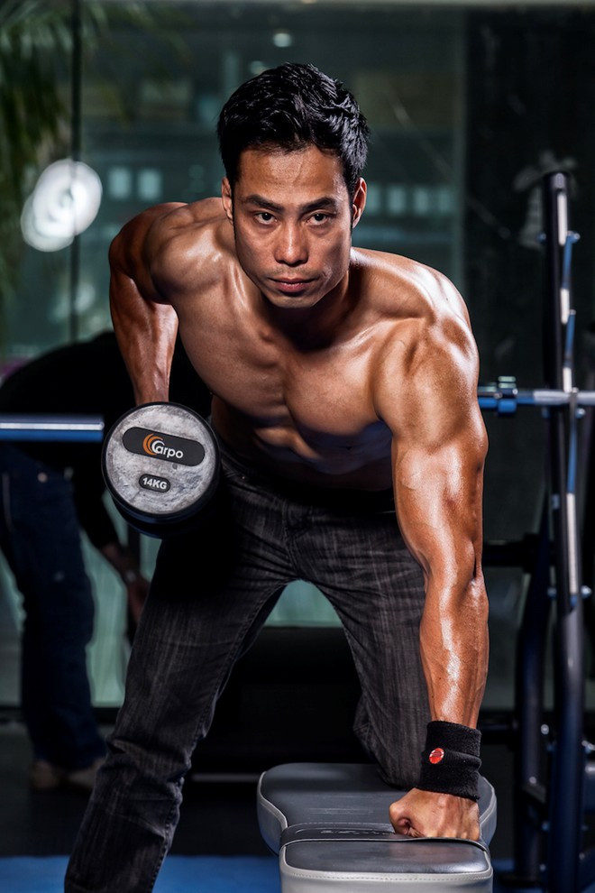 Thân hình săn chắc của thầy giáo vô địch cuộc thi 6 múi