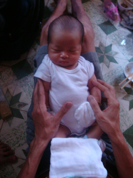 Cháu bé trở về an toàn bên gia đình. Ảnh: Bùi Yên