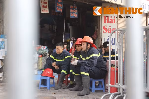 Toàn cảnh vụ CS Hà Nội vây 2 người ôm bom xăng cố thủ ảnh 2