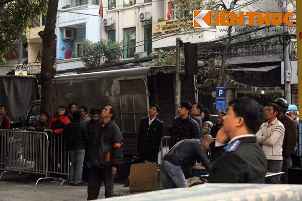Toàn cảnh vụ CS Hà Nội vây 2 người ôm bom xăng cố thủ ảnh 3