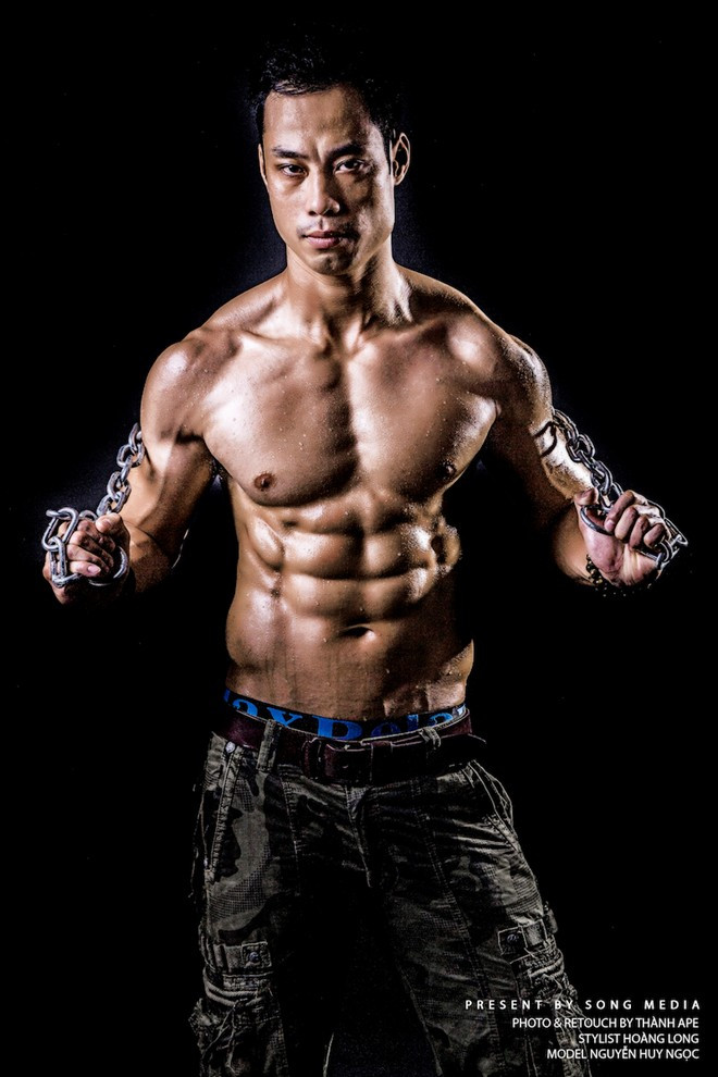 Thân hình săn chắc của thầy giáo vô địch cuộc thi 6 múi