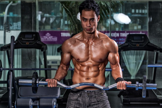 Thân hình săn chắc của thầy giáo vô địch cuộc thi 6 múi