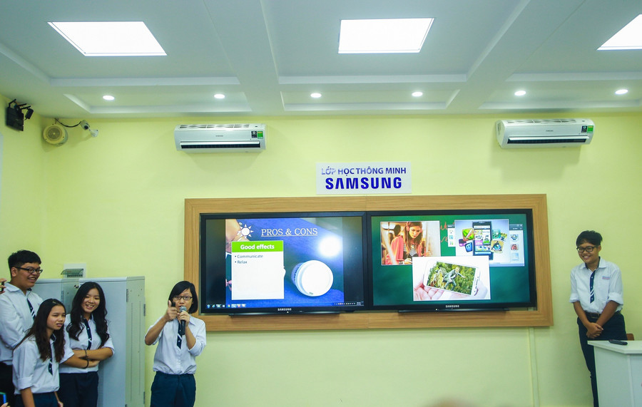 Học sinh hào hứng với lớp học thông minh