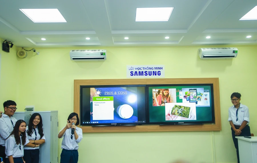 Học sinh hào hứng với lớp học thông minh