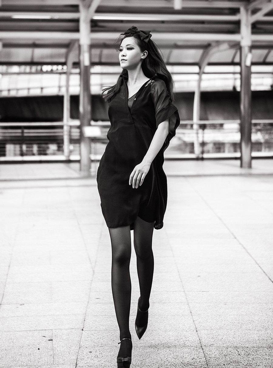 Lớp áo voan mỏng phối kèm váy ôm tối màu là chọn lựa phù hợp cho vóc dáng cân đối của hoa hậu. Lớp áo voan mỏng phối kèm váy ôm tối màu là chọn lựa phù hợp cho vóc dáng cân đối của hoa hậu.