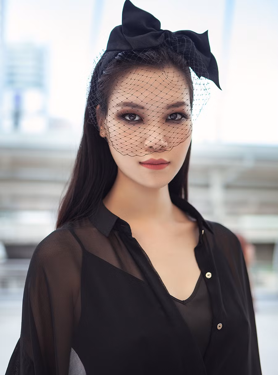 Hoa hậu Thùy Dung cùng ê-kíp sang Thái Lan du lịch, kết hợp thực hiện bộ ảnh thời trang mới. Các thiết kế được giới thiệu trong khung hình hướng đến phong cách hiện đại, pha trộn nét cổ điển.