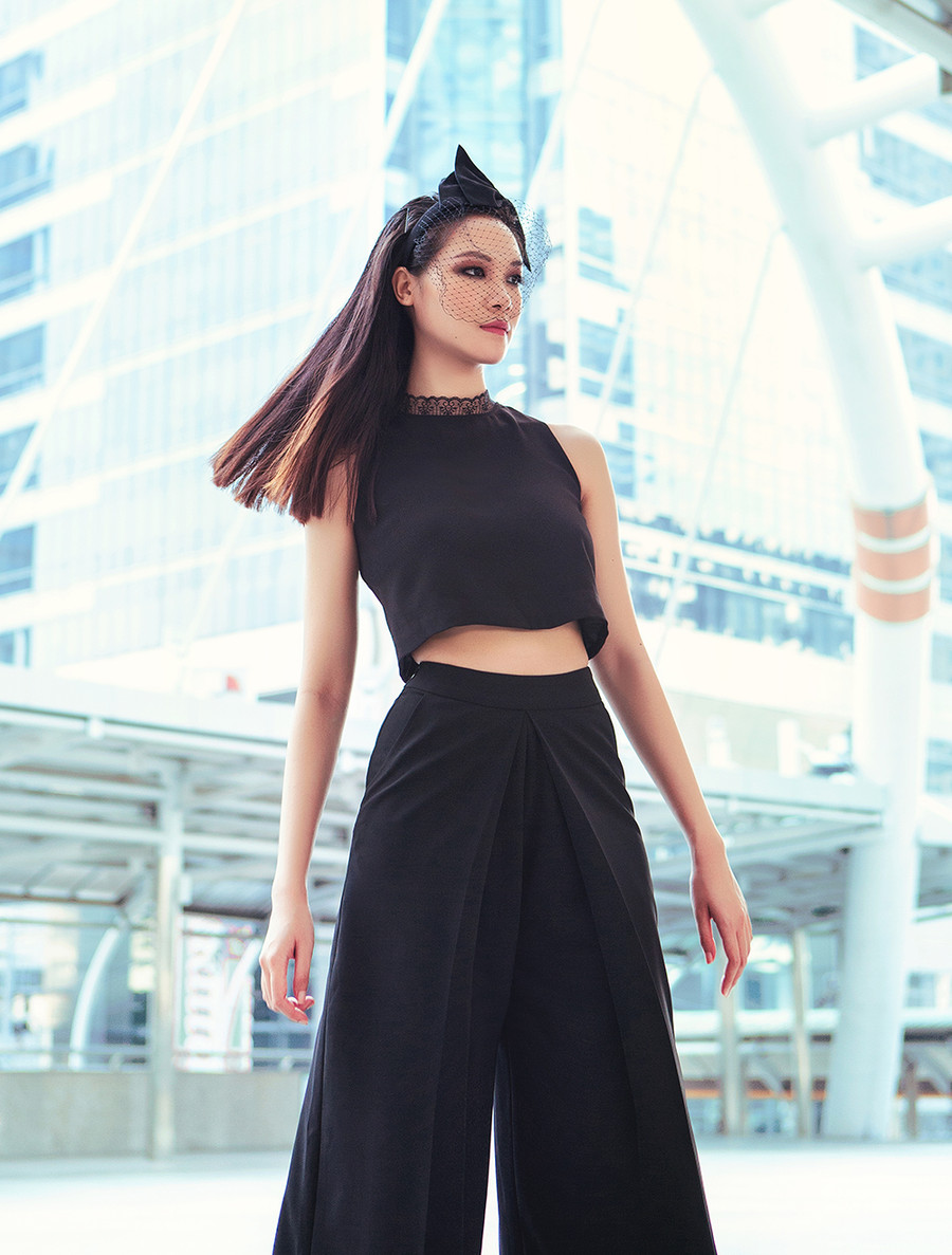 Áo crop-top phối cùng quần suông lửng hiện đại, cách phối ton sur ton từ phụ kiện đến trang phục tạo phong cách đường phố hiện đại. Áo crop-top phối cùng quần suông lửng hiện đại, cách phối ton sur ton từ phụ kiện đến trang phục tạo phong cách đường phố hiện đại.