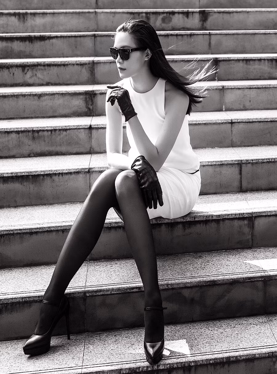 Xây dựng hình ảnh quý cô thanh lịch, đạo diễn hình ảnh Nguyễn Hoàng Anh tạo phong cách cổ điển với trang phục tối giản. Tông đen trắng mang đến giá trị hoài cổ sát với ý tưởng.