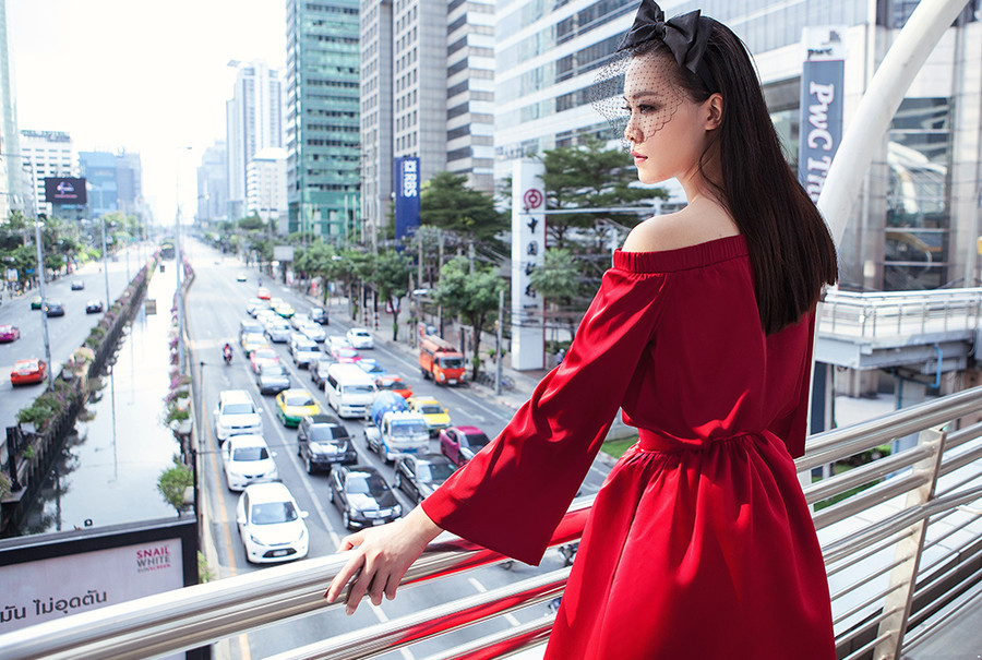 Nười đẹp gốc Đà Nẵng diện váy tông đỏ trễ vai quyến rũ, phụ kiện nơ tóc kiêu sa. Nười đẹp gốc Đà Nẵng diện váy tông đỏ trễ vai quyến rũ, phụ kiện nơ tóc kiêu sa.