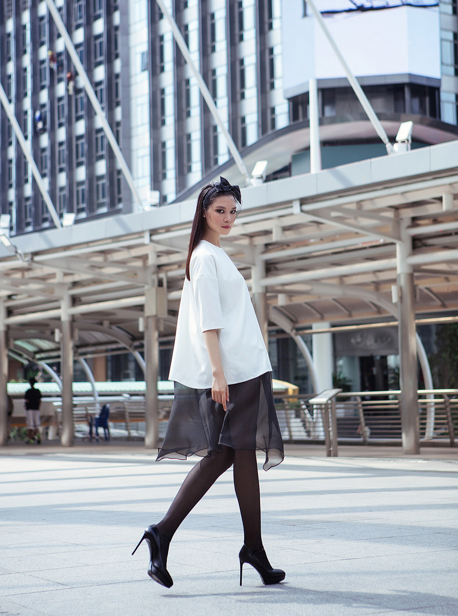 Váy suông tông trắng kết hợp cùng lớp voan mỏng nhẹ nhàng, bay bổng. Tất đen phối ăn ý cùng giày cao gót, nơ cài tóc đồng màu. Váy suông tông trắng kết hợp cùng lớp voan mỏng nhẹ nhàng, bay bổng. Tất đen phối ăn ý cùng giày cao gót, nơ cài tóc đồng màu.