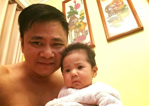 Tự Long hạnh phúc bên con gái sau giờ tập “Táo“ ảnh 1 tu long hanh phuc ben con gai sau gio tap