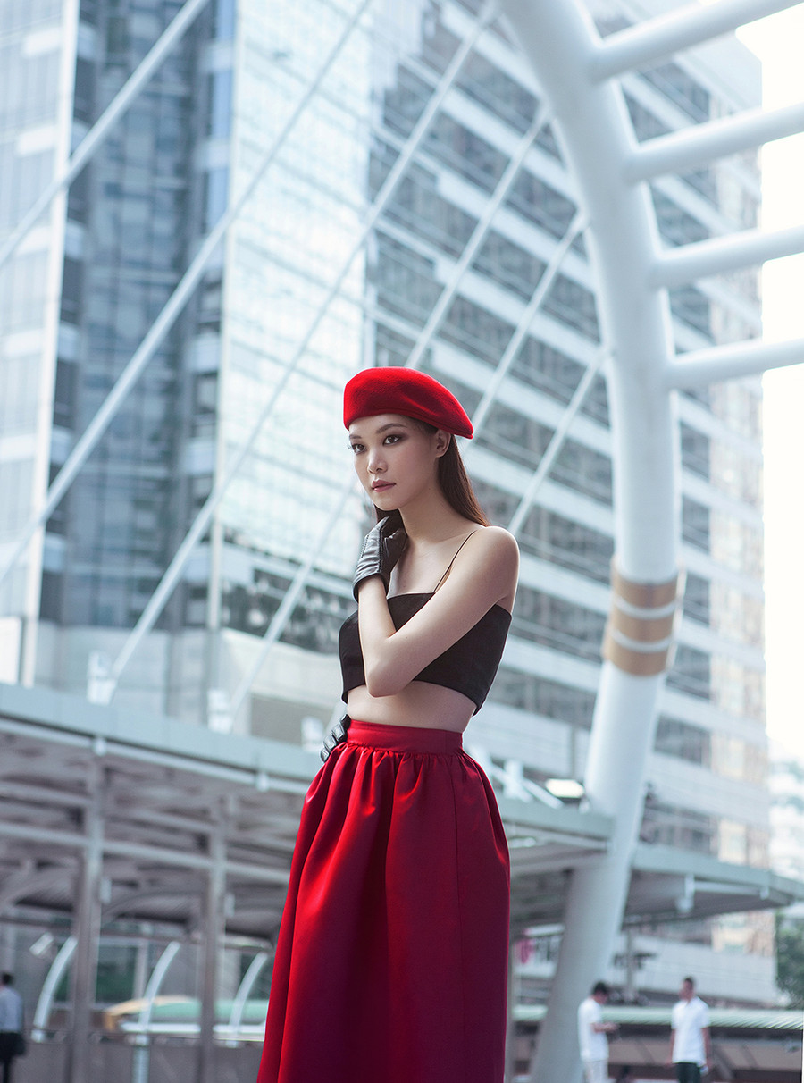 Khác với hình ảnh nhẹ nhàng quen thuộc, Thùy Dung chọn tông trang điểm đậm sắc sảo. Viền mắt tạo độ sâu, son màu trầm huyền bí. Khác với hình ảnh nhẹ nhàng quen thuộc, Thùy Dung chọn tông trang điểm đậm sắc sảo. Viền mắt tạo độ sâu, son màu trầm huyền bí.