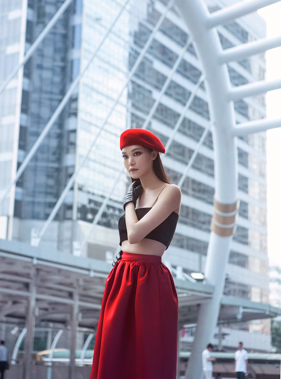 Khác với hình ảnh nhẹ nhàng quen thuộc, Thùy Dung chọn tông trang điểm đậm sắc sảo. Viền mắt tạo độ sâu, son màu trầm huyền bí.