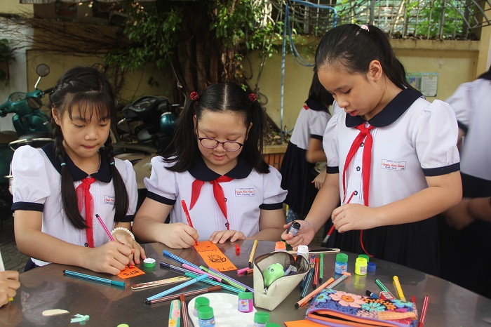 Học sinh khối 4 chăm chú trang trí