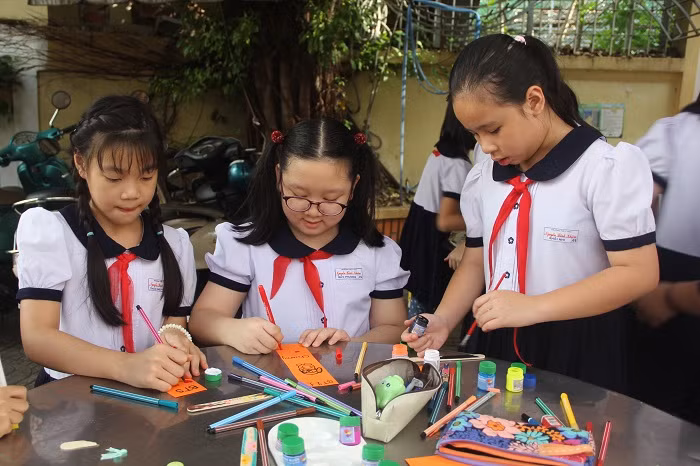 Học sinh khối 4 chăm chú trang trí