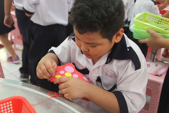 Các bạn nam cũng rất chăm chú để hoàn thành chiếc túi xách