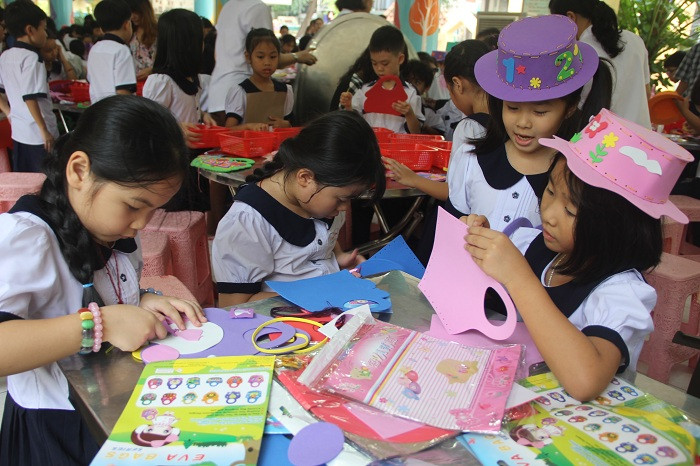 Các bạn nữ khối 2 tỏ ra rất khéo léo