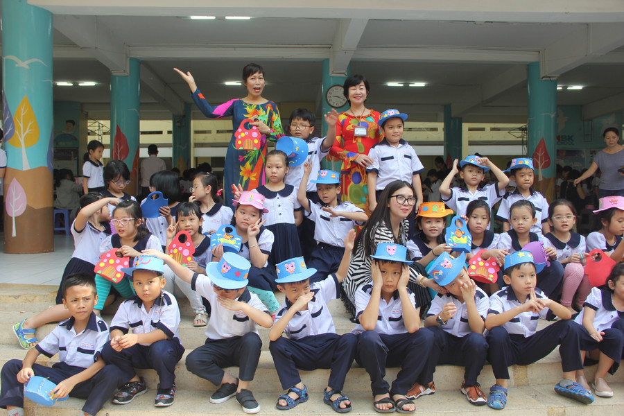 Sau khi hoàn thành sản phẩm, các em tỏ ra rất vui và cùng lưu giữ khoảnh khắc với giáo viên, phụ huynh