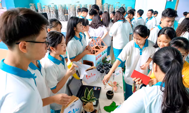 Trường TH-THCS-THPT Tân Phú trong buổi báo cáo tổng kết dự án “Bảo vệ môi trường, chống rác thải nhựa”. Ảnh: Nhà trường cung cấp