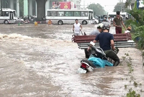 Vì sao Hà Nội mưa to là ngập sâu