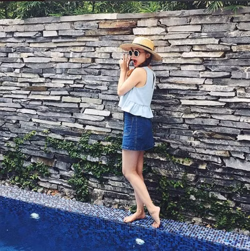 Học cách mix đồ với chân váy denim trẻ và chất như sao Việt