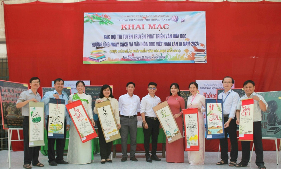 Tặng chữ thư pháp cho đại biểu tại Ngày hội.