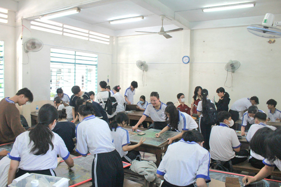 Học sinh tham gia Hội thi thiết kế bìa sách.