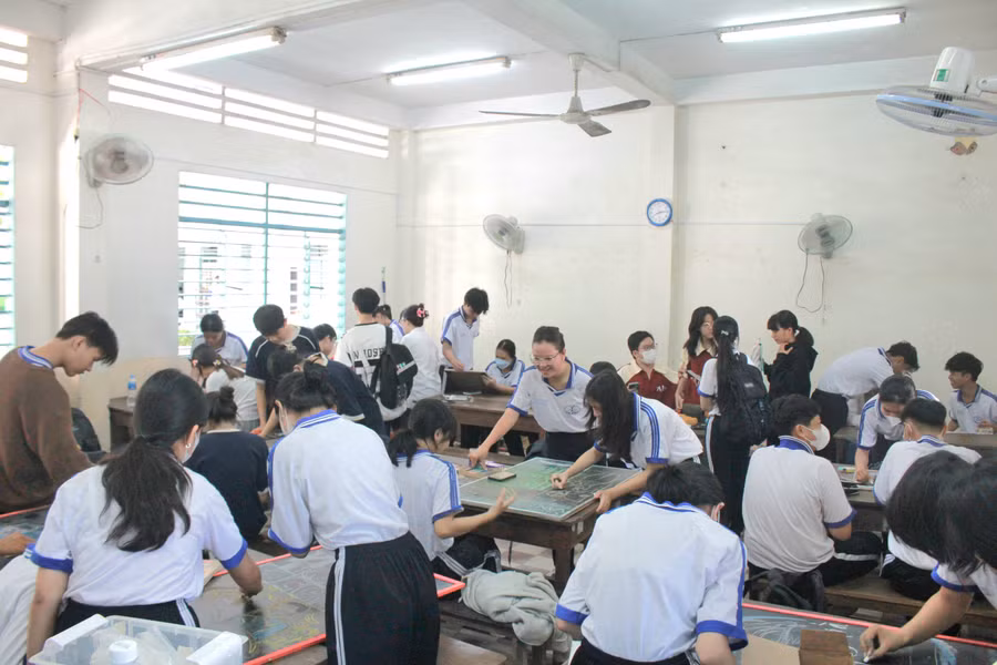 Học sinh tham gia Hội thi thiết kế bìa sách.