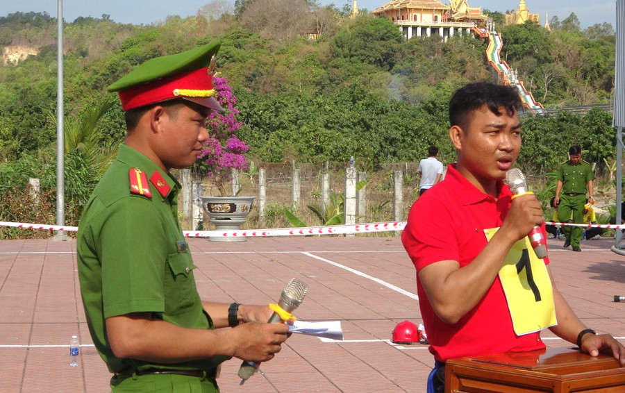 Đại diện đội thi tham gia phần thi lý thuyết. Đại diện đội thi tham gia phần thi lý thuyết.