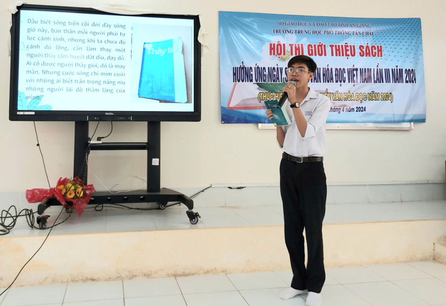Học sinh tham dự phần thi giới thiệu sách.