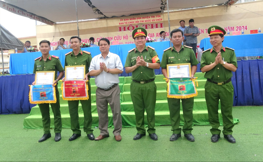 Trao giải Nhất, Nhì, Ba cho các đội thi đạt giải. Trao giải Nhất, Nhì, Ba cho các đội thi đạt giải.