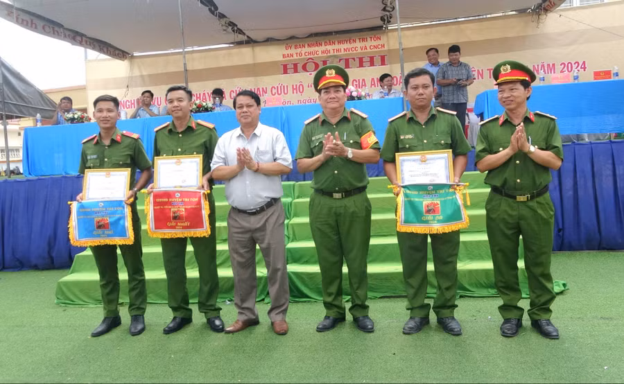 Trao giải Nhất, Nhì, Ba cho các đội thi đạt giải.