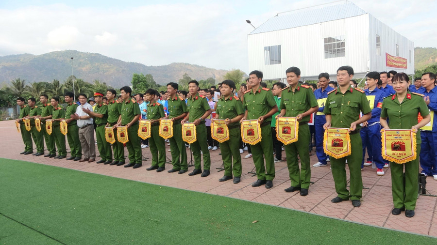 Ban tổ chức tặng cờ lưu niệm cho các đội tham gia hội thi. Ban tổ chức tặng cờ lưu niệm cho các đội tham gia hội thi.