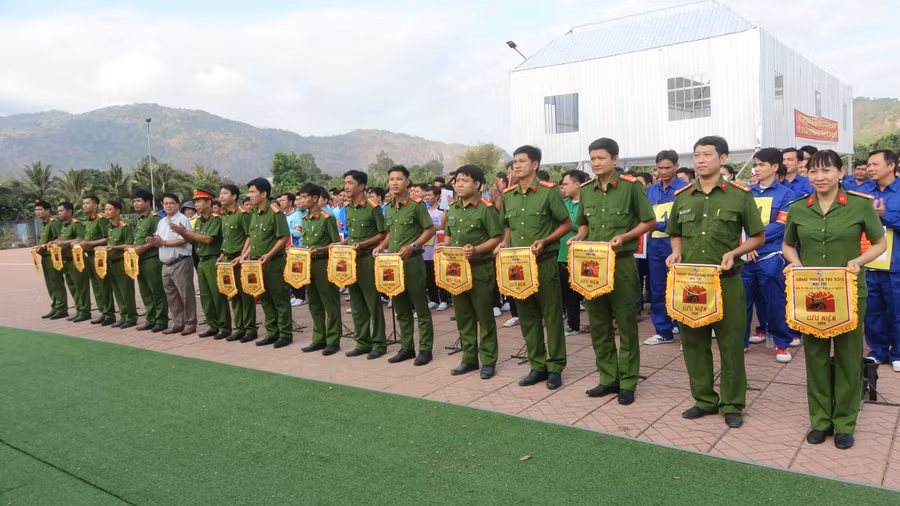 Ban tổ chức tặng cờ lưu niệm cho các đội tham gia hội thi.