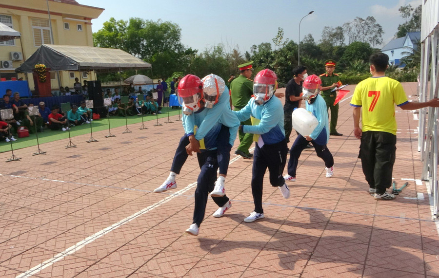 Các đội thi thể hiện phần thi thực hành. Các đội thi thể hiện phần thi thực hành.