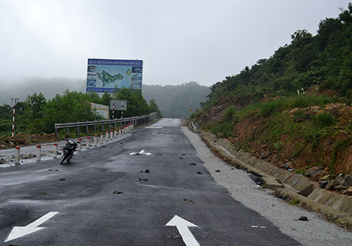Tuyến đường 5 km đã được trải nhựa dẫn từ đèo Hải Vân xuống khu vực triển khai dự án. Ảnh: Nguyễn Đông. DSC-0039-4658-1416030658.jpg