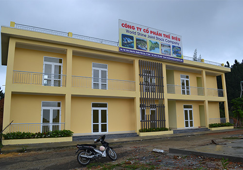 Công ty Thế Diệu đã cho xây dựng một căn nhà làm trụ sở tạm thời để triển khai dự án. Ảnh: Nguyễn Đông. DSC-0012-1998-1416030658.jpg