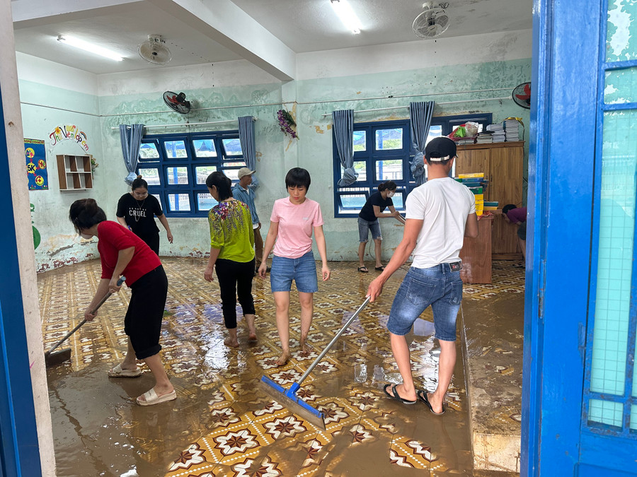 Phòng học ở tầng trệt của Trường Tiểu học Hồng Quang bị ngập nước, đọng lại một lớp bùn đất phải dọn rửa.