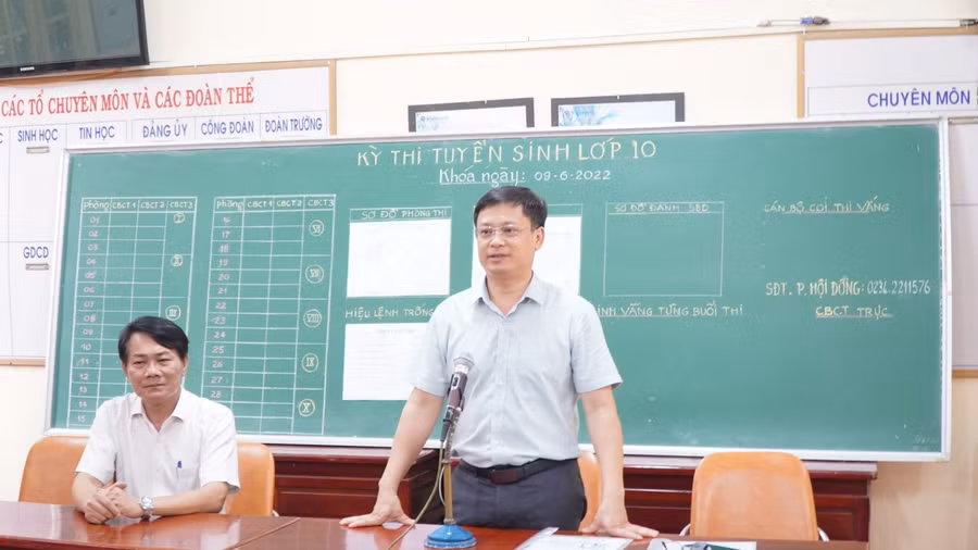 Phó Chủ tịch UBND tỉnh Nguyễn Thanh Bình chỉ đạo công tác tổ chức kỳ thi tại điểm thi Trường THPT Hai Bà Trưng.