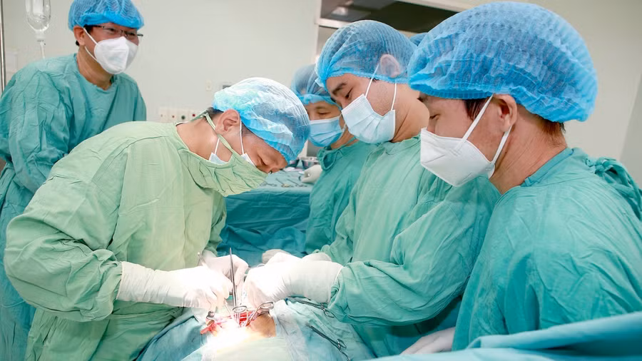 Ê-kíp bác sĩ Bệnh viện trung ương Huế tiến hành ghép tạng cho bệnh nhân.