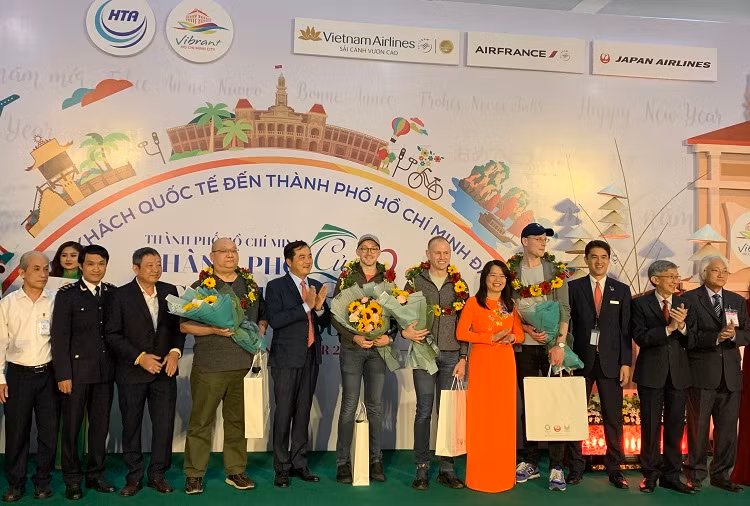 Trong các năm chưa có dịch bệnh COVID-19, TP Hồ Chí Minh thường xuyên tổ chức đón khách quốc tế đầu tiên "xong đất".