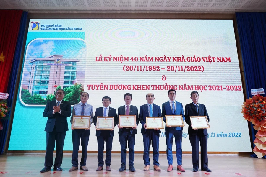 Trường ĐH Bách khoa, ĐH Đà Nẵng vinh danh các cá nhân, tập thể tiêu biểu trong năm 2022.