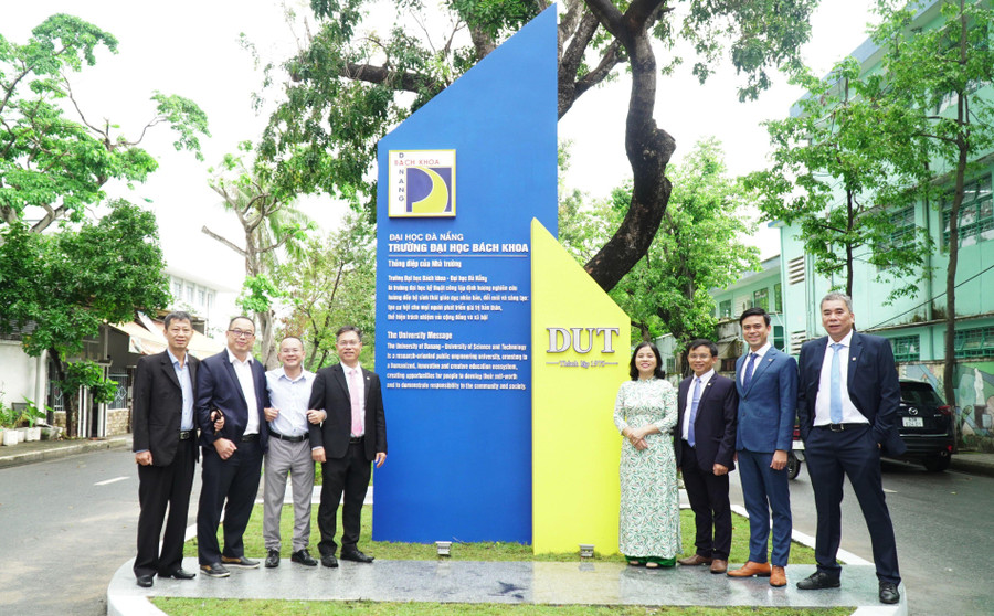 Trường ĐH Bách khoa, ĐH Đà Nẵng khánh thành biểu tượng công bố Thông điệp của Nhà trường.
