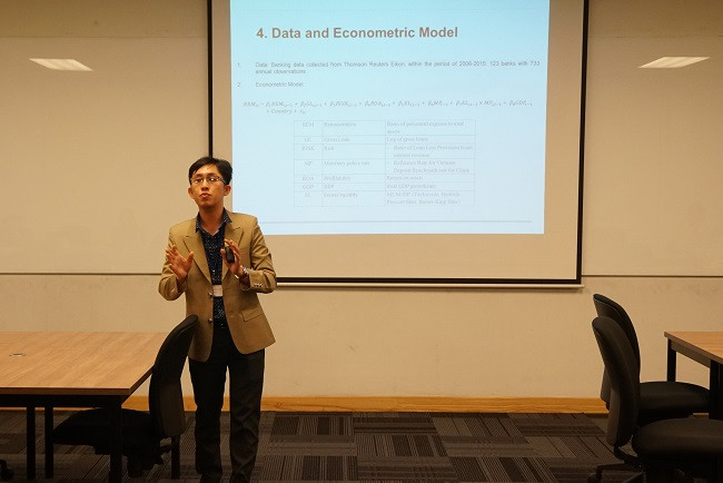 TS Nguyễn Vũ Hồng Thái - ĐH RMIT Việt Nam - trình bày nghiên cứu về chính sách tiền tệ TS Nguyễn Vũ Hồng Thái - ĐH RMIT Việt Nam - trình bày nghiên cứu về chính sách tiền tệ