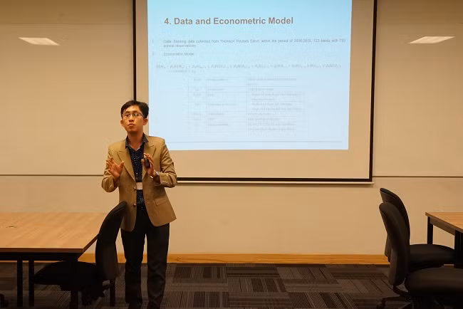 TS Nguyễn Vũ Hồng Thái - ĐH RMIT Việt Nam - trình bày nghiên cứu về chính sách tiền tệ