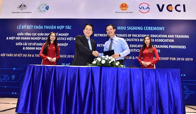 Ông Lê Duy Hiệp -Chủ tịch VLA (trái) và ông Trương Anh Dũng - Phó Tổng Cục trưởng Tổng cục Giáo dục nghề nghiệp ký kết thỏa thuận hợp tác