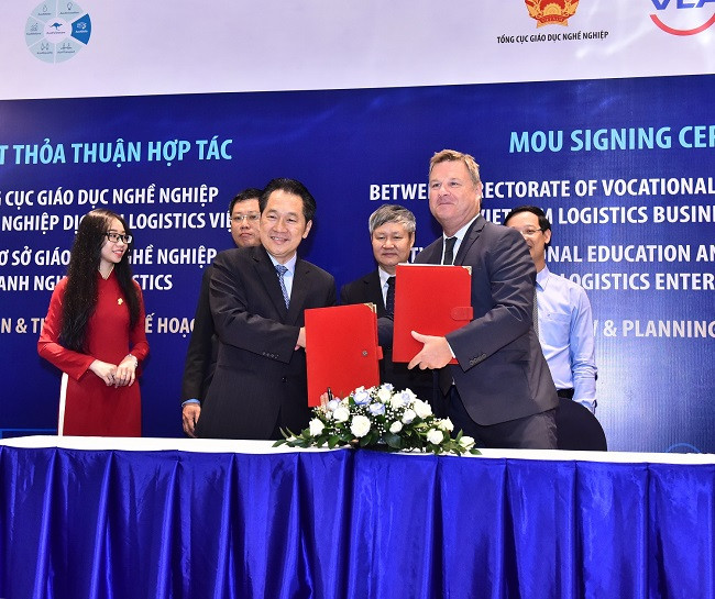 Ông Lê Duy Hiệp, Chủ tịch VLA và ông Michael Sadlon - Giám đốc Aus4Skills ký kết thỏa thuận hợp tác