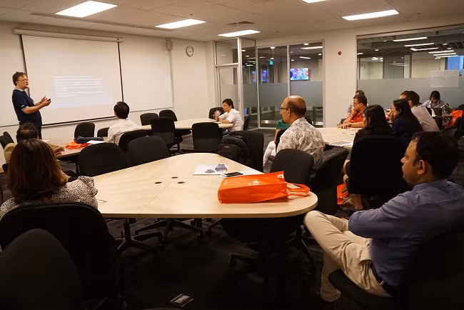 Các học giả trong một phiên thảo luận do TS David Emanuel Andersson trình bày về lĩnh vực du lịch và khách sạn