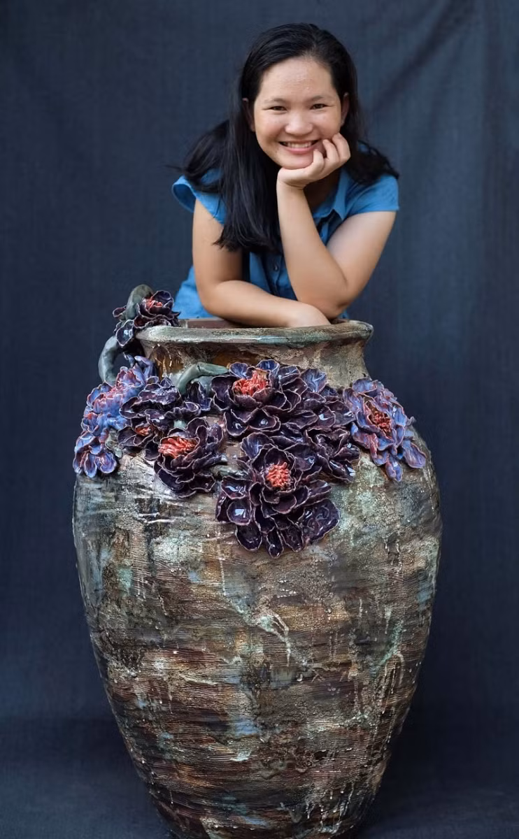 Nghệ sĩ Nguyễn Thị Dũng với Bình mẫu đôn tím.